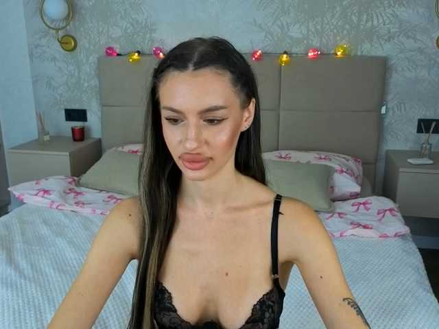 SnowWhiteee live cam on BongaCams