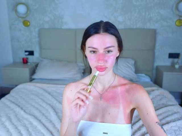 SnowWhiteee live cam on BongaCams