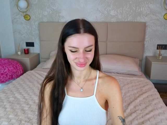 SnowWhiteee live webcam show