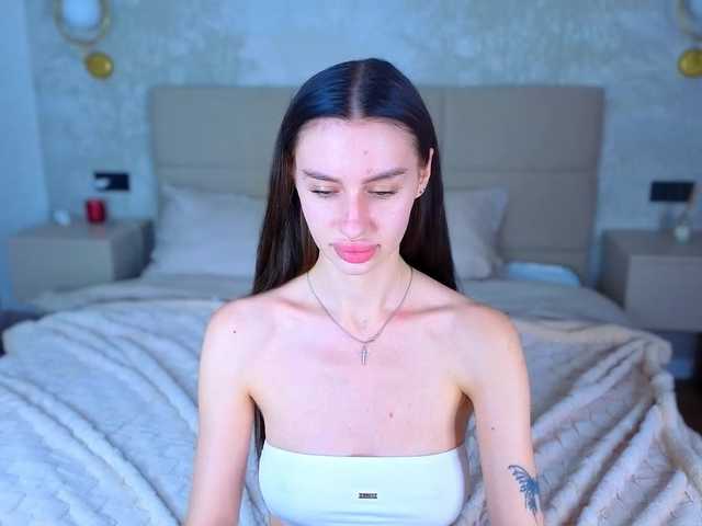 SnowWhiteee live cam on BongaCams