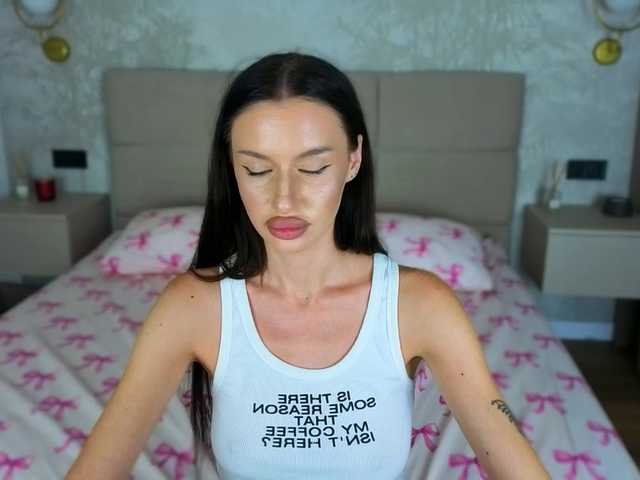 SnowWhiteee live cam on BongaCams
