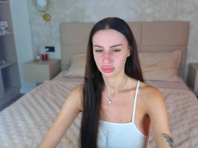 SnowWhiteee live webcam show