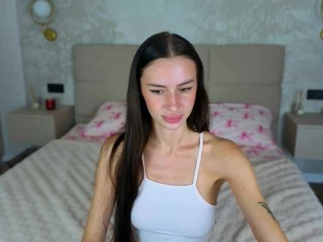 SnowWhiteee live cam on BongaCams
