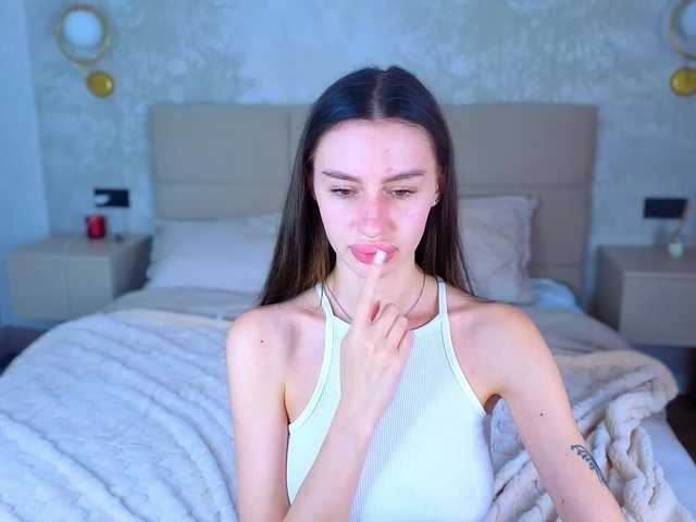 SnowWhiteee live cam on BongaCams
