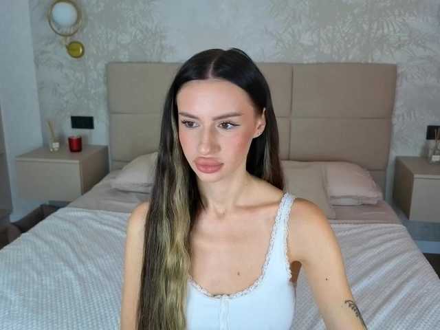 SnowWhiteee live cam preview