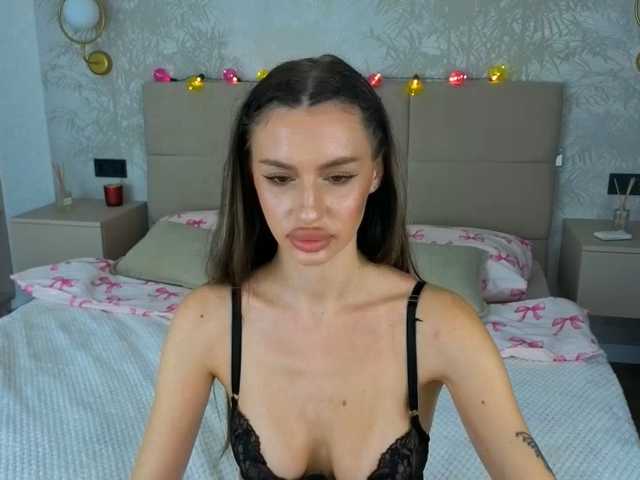 SnowWhiteee live cam on BongaCams