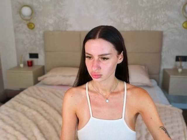 SnowWhiteee live cam on BongaCams