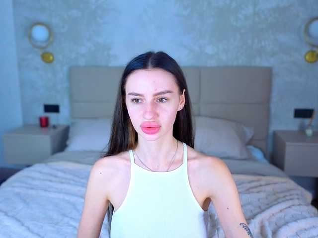 SnowWhiteee live cam on BongaCams