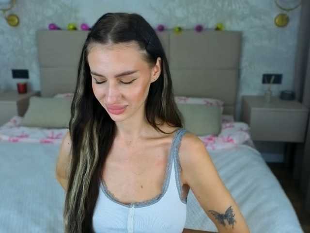 SnowWhiteee live cam on BongaCams