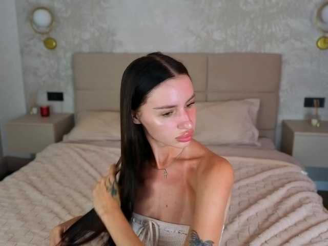 SnowWhiteee live cam on BongaCams
