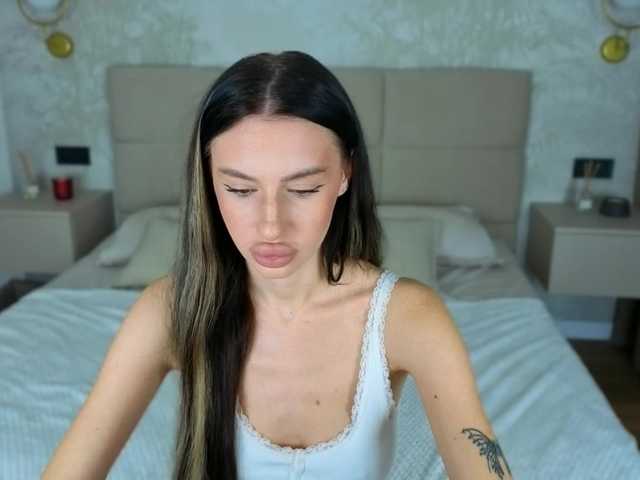 SnowWhiteee live cam on BongaCams
