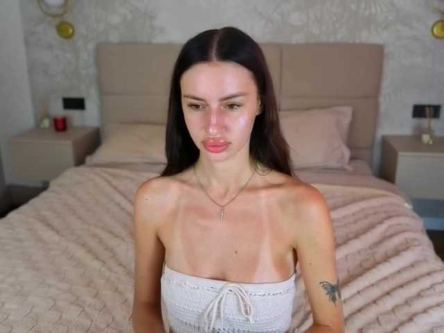 SnowWhiteee live cam on BongaCams