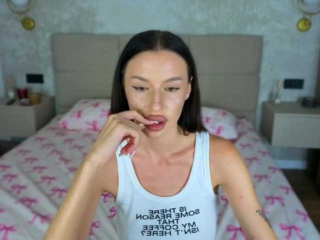 SnowWhiteee live cam on BongaCams