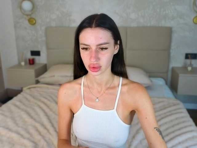 SnowWhiteee live cam on BongaCams