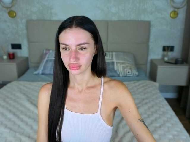 SnowWhiteee live cam on BongaCams