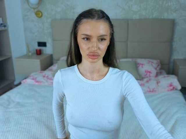 SnowWhiteee live cam on BongaCams