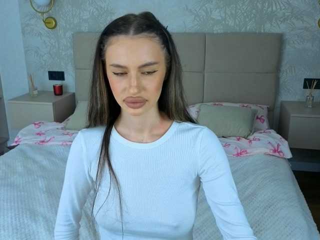 SnowWhiteee live cam preview