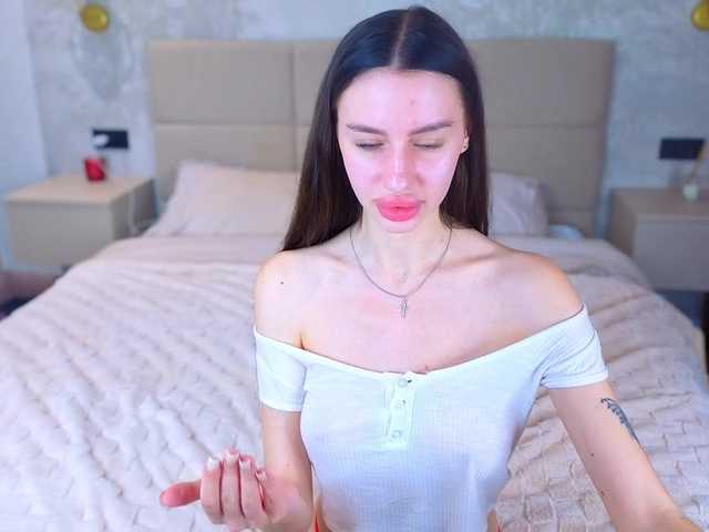 SnowWhiteee live cam on BongaCams