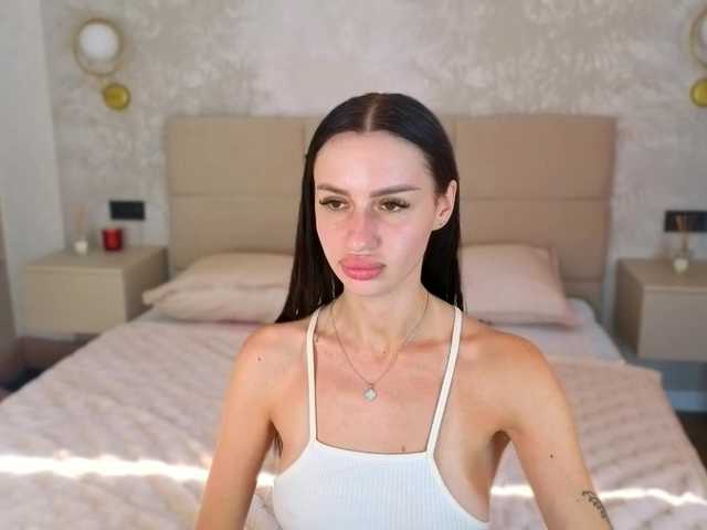 SnowWhiteee live cam on BongaCams