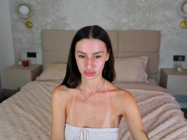 SnowWhiteee live cam on BongaCams