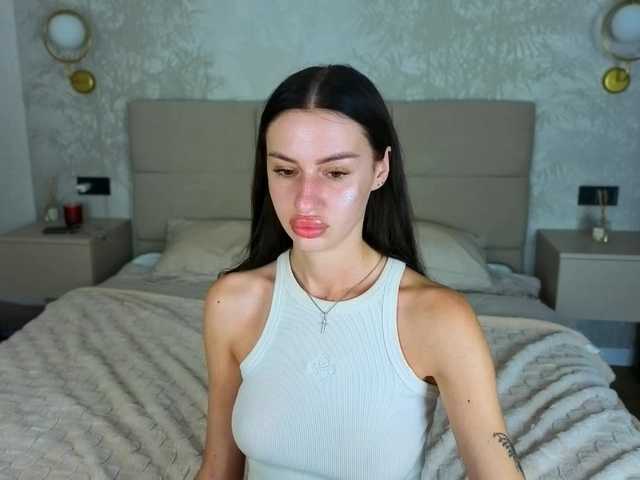 SnowWhiteee live cam on BongaCams