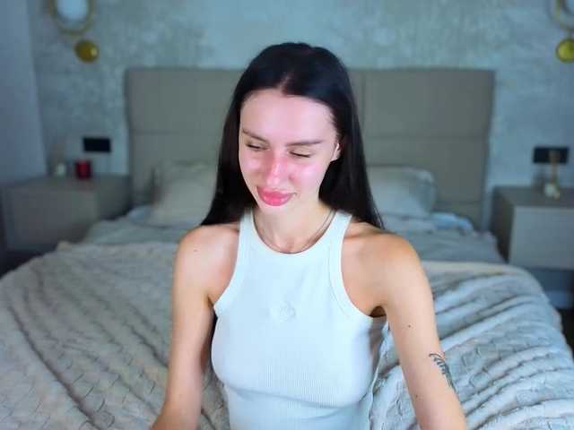 SnowWhiteee live cam on BongaCams