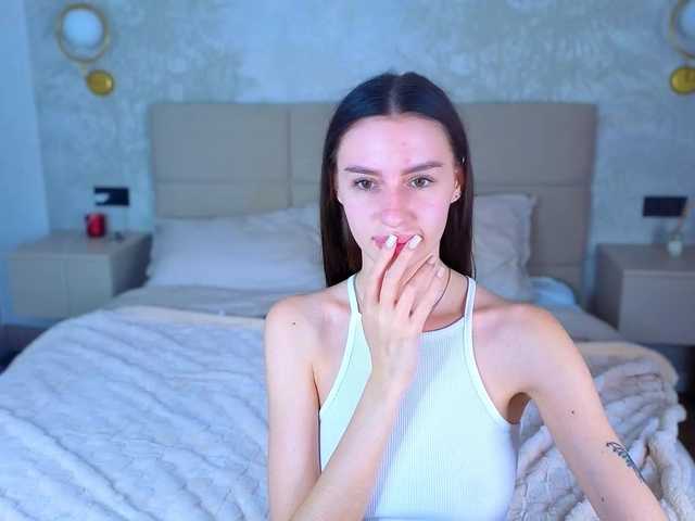 SnowWhiteee live cam on BongaCams