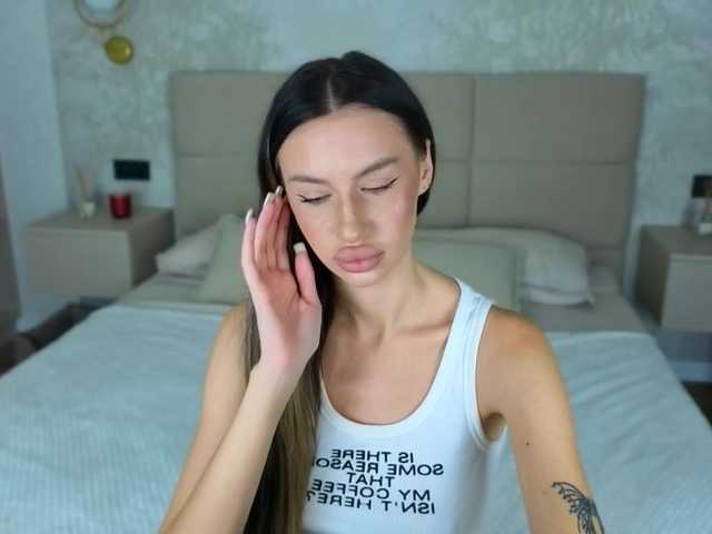SnowWhiteee live cam on BongaCams