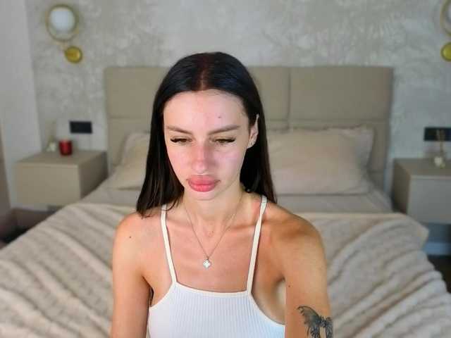 SnowWhiteee live cam on BongaCams