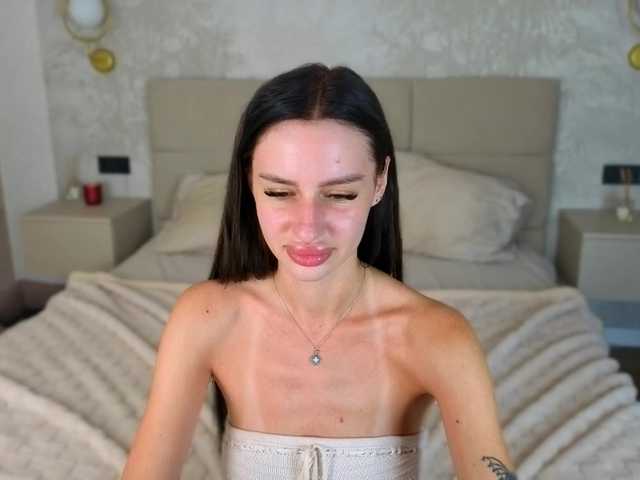 SnowWhiteee live cam on BongaCams