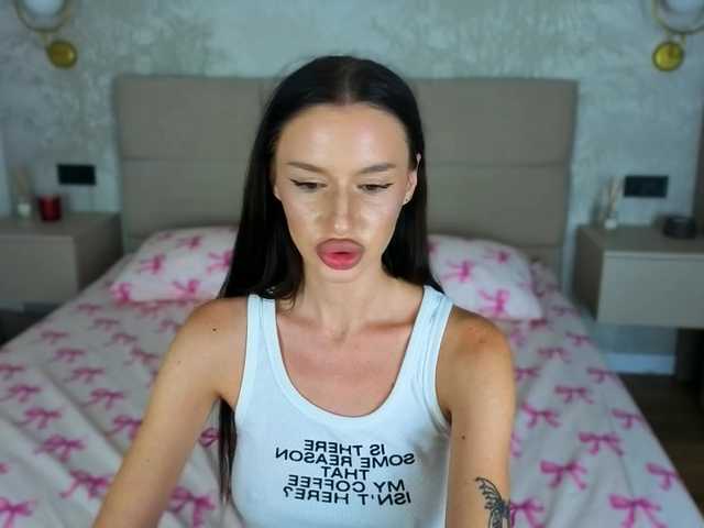 SnowWhiteee live cam on BongaCams