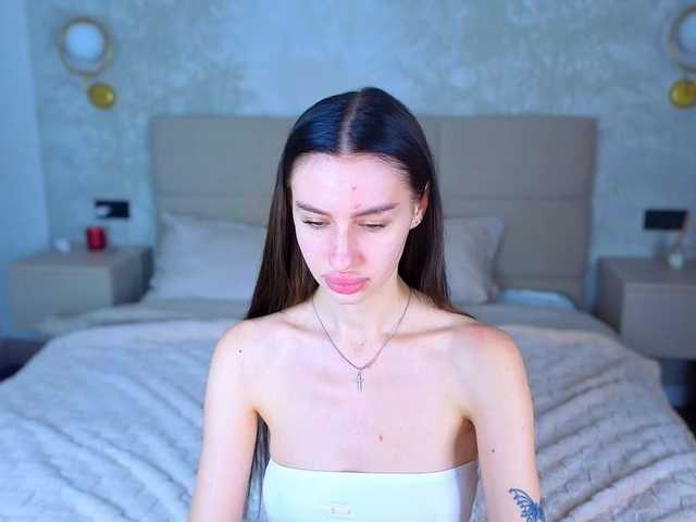 SnowWhiteee live cam on BongaCams