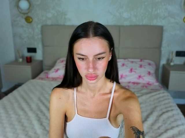 SnowWhiteee live cam on BongaCams