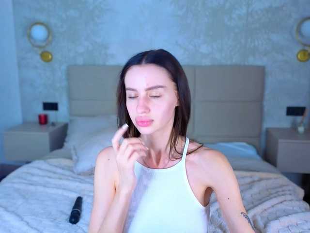 SnowWhiteee live cam on BongaCams