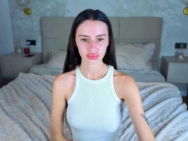 SnowWhiteee live cam on BongaCams