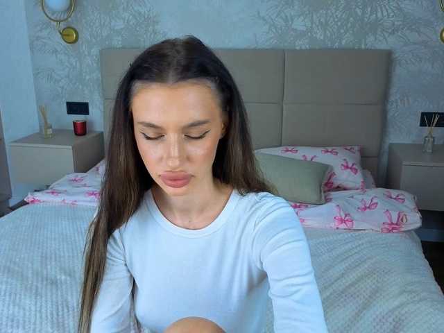 SnowWhiteee, live now on BongaCams