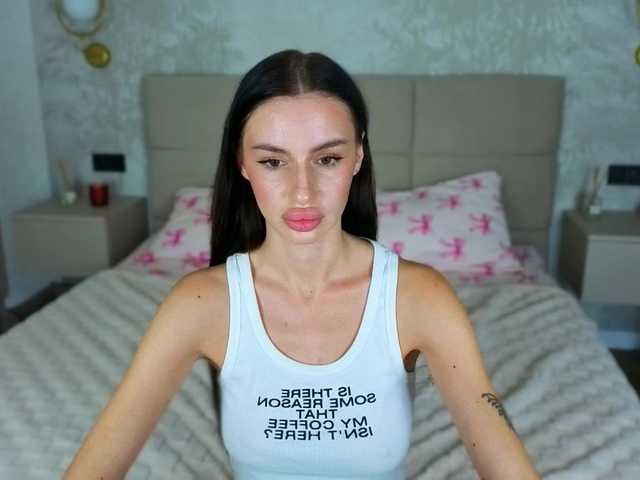 SnowWhiteee live cam on BongaCams