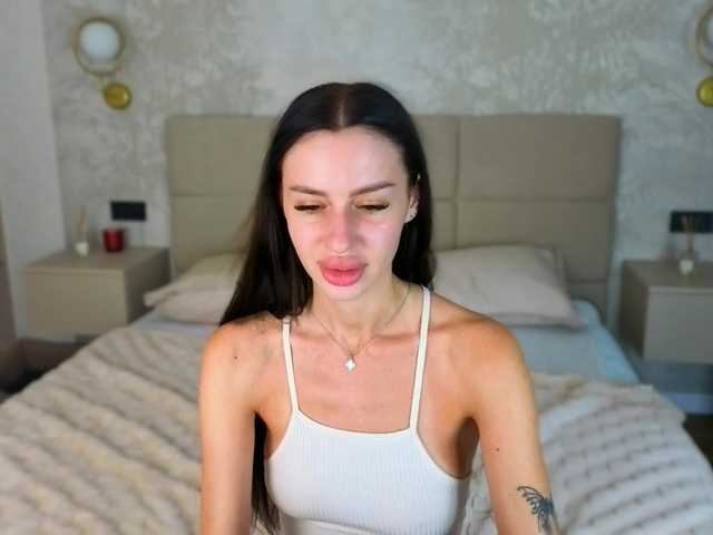 SnowWhiteee live cam on BongaCams