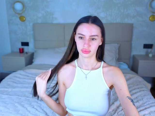 SnowWhiteee live cam on BongaCams