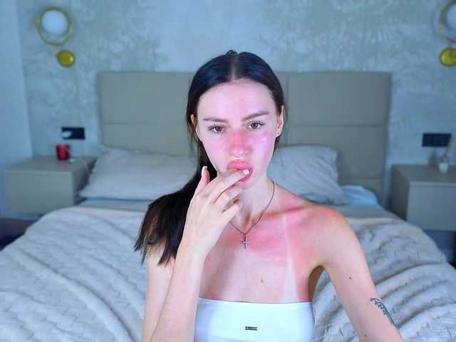 SnowWhiteee live cam on BongaCams