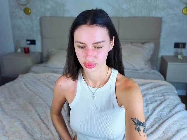 SnowWhiteee live cam on BongaCams