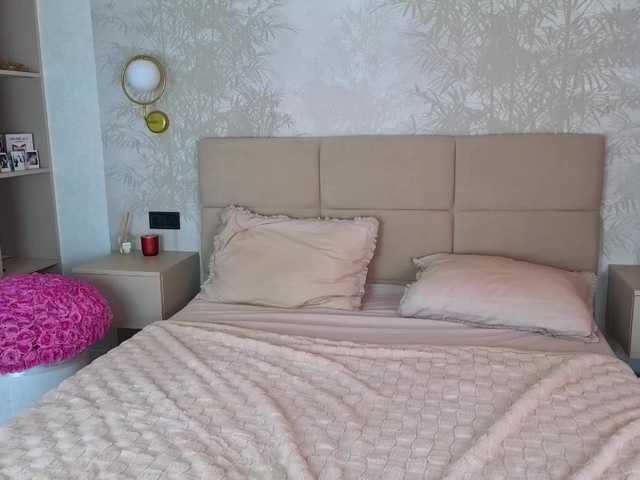 SnowWhiteee live webcam show