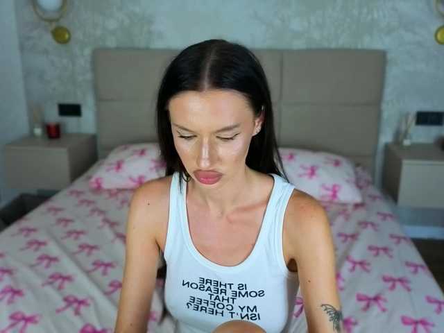 SnowWhiteee live cam on BongaCams