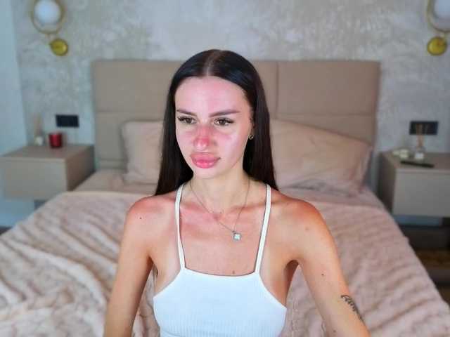 SnowWhiteee live webcam show