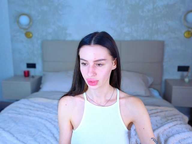 SnowWhiteee live cam on BongaCams