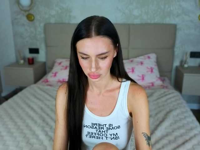 SnowWhiteee live cam on BongaCams