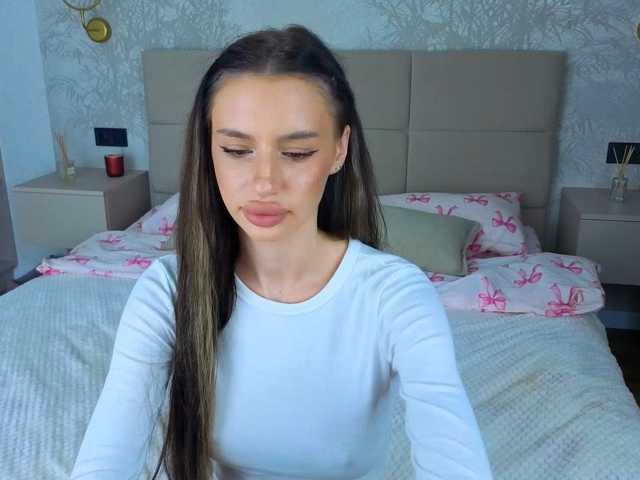SnowWhiteee live cam preview