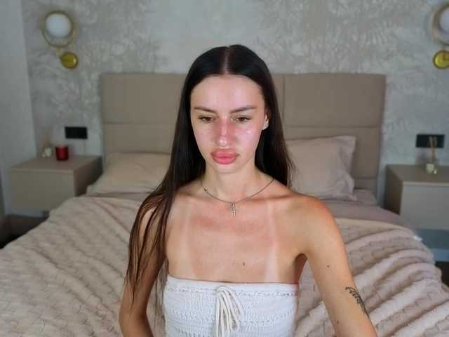 SnowWhiteee live cam on BongaCams
