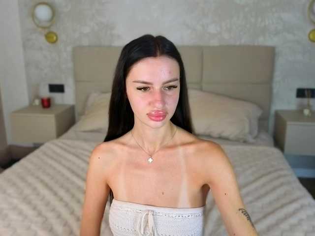 SnowWhiteee live cam on BongaCams