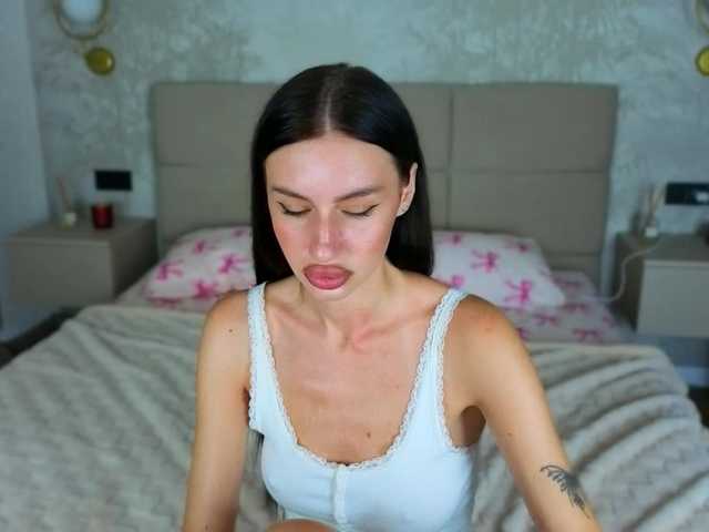 SnowWhiteee live cam on BongaCams
